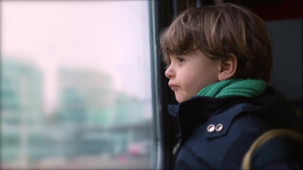 Ребенок Окном Поезда Въезжающий Выходящий Тоннеля Маленький Мальчик Пассажир Путешествующий — стоковое видео