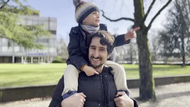 Señalando Naturaleza Boy Dad Shoulder Señala Los Árboles Añadiendo Emoción — Vídeo de stock