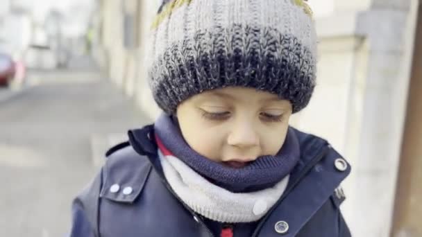 Confort Invierno Cold Boy Envuelve Cuello Chaqueta Para Protegerse Frialdad — Vídeos de Stock