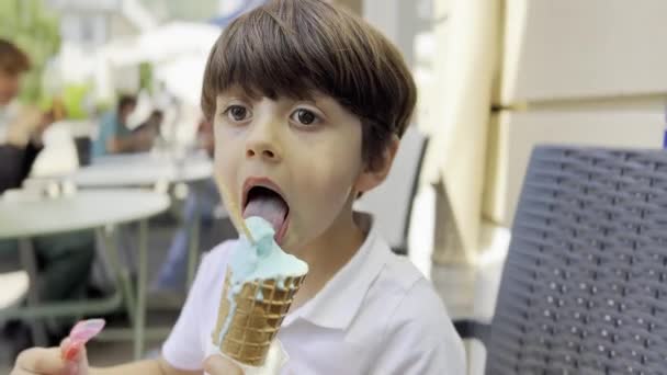 アウトドアアイスクリームを試した後の子供の多彩な顔 味のサプライズ — ストック動画
