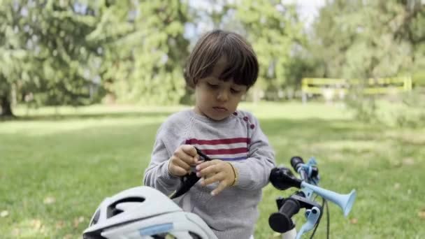 Esforço Criança Passeio Bicicleta Secure Park Adventure Determined Kid — Vídeo de Stock