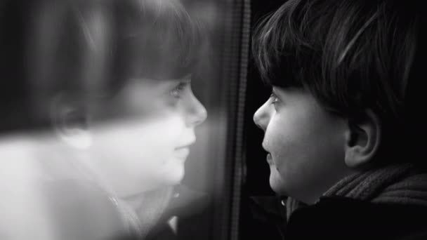 Introspektywne Zbliżenie Przemyślanej Twarzy Dziecka Pochylającego Się Nad Oknem Pociągu — Wideo stockowe