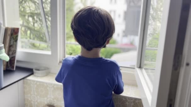 Маленький Хлопчик Виглядає Вікна Квартири Щоденні Спостереження Сусідства — стокове відео