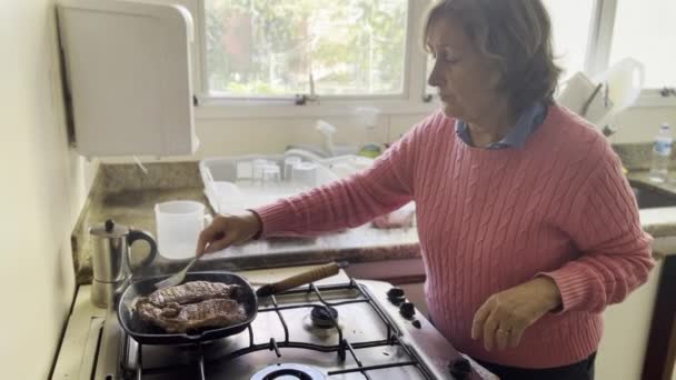 自家製ランチタイム 家庭用キッチンのレディースクッキングステーキ 毎日の料理のママをキャプチャ — ストック動画