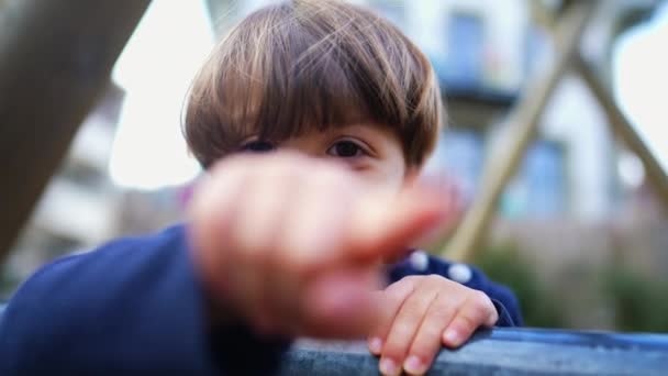 Happy Portrait Von Niedlichen Entzückenden Kind Eingriff Mit Der Kamera — Stockvideo