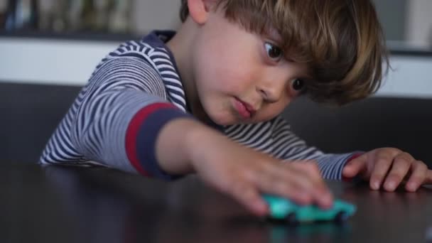Samochód Zabawki Ręku Młody Chłopiec Pochłonięty Tabletop Play — Wideo stockowe