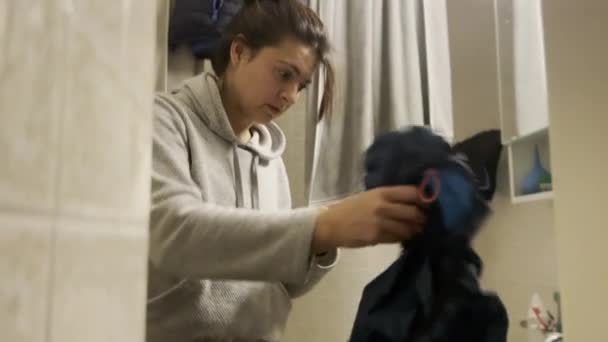 Vyčerpané Maminčino Úsilí Vyživující Koupel Pro Děti Uprostřed Rodičovské Únavy — Stock video