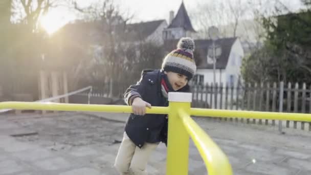 Goldene Stunde Spielplatzfreude Kind Winterkleidung Wirbelt Auf Karussell Abendfreude — Stockvideo