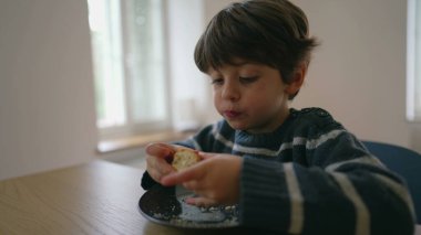 Kapalı Masadaki Ekmek Atıştırması 'ndan 4 yaşındaki çocuğun yakın çekim zevki