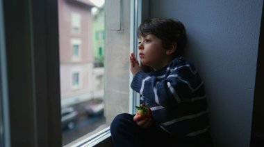 Melankoli Küçük Çocuk Pencereden Bakıyor, Dışarı Çıkmak İstiyor, Ama Üzgün Sıkıntılı Duygu 'da Evde Sıkışıp Kaldı