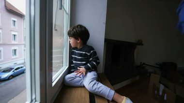 Pencerenin kenarında oturup camlara üfleyerek buhar çıkaran çocukların hayalleri. Küçük çocuğun merakı ikinci kattan gözlemliyor.