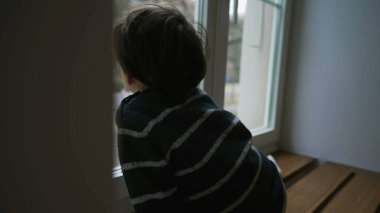 Düşünceli Küçük Çocuk Daire Penceresinden Bakıyor, Derin Düşüncelere dalmış