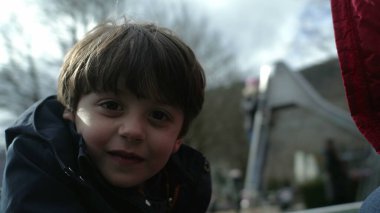 Fall Park Kavşağındaki Sevimli Çocuk, Kafkas Çocuğu 'nun yakın çekimi, atlıkarınca dönüşü, hareketli çocuk yüzü