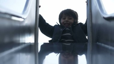 Sonbahar Oyun Bahçesi Keyifli / Gülümseyen Çocuk, Ceketli Çocuk Keyifli Sonbahar Kaydırağı Kameraya Doğru Kayıyor