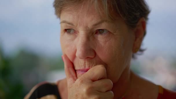 Tänksam Senior Kvinna Överväger Livet Med Handen Hakan Och Tittar — Stockvideo