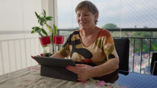 Mujer Mayor Usando Tableta Balcón Del Apartamento Persona Femenina Madura — Vídeos de Stock
