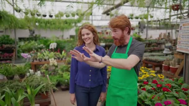 Чоловічий Флорист Зеленому Апріоні Допомагає Чоловікам Клієнтам Місцевому Магазині Квітів — стокове відео