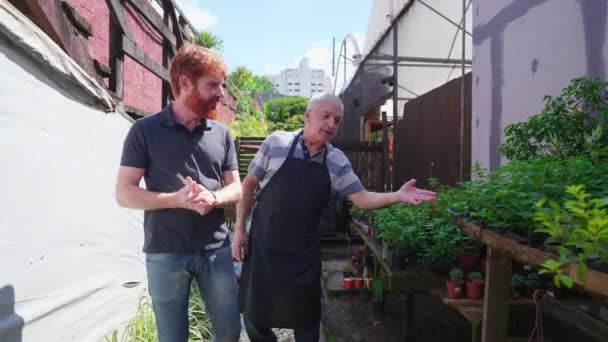 Jardinero Senior Asistiendo Cliente Plant Store Cultura Horticultora Flower Shop — Vídeos de Stock