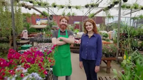 Fiorista Cliente Posa Fotocamera All Interno Flower Shop Ritratto Due — Video Stock