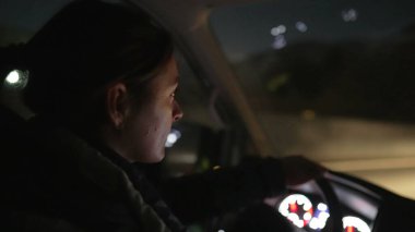 Kadın Sürücünün Akşam Yolundaki Yoğunlaştırılmış Geçişi, Kadınların Gece Otobanı Üzerine Odaklanmış Sürücüsü