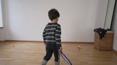 Boş Daire Apartmanı 'nda küçük atletlerin tenis seansı, Boş Daire Yatak Odası' nda Çocuk Çalışması 'nın gelecekteki profesyonel tenis sahnesi duvara karşı.