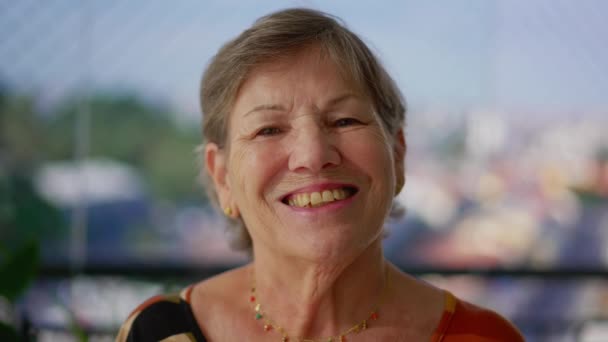 Alegre Mujer Mayor Disfrutando Vista Ciudad Retrato Balcón Anciana Dama — Vídeos de Stock