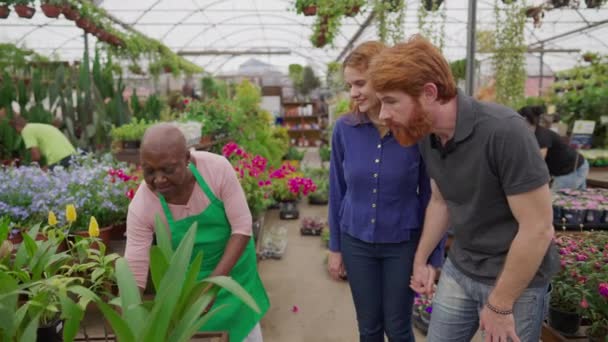 Black Older Florist Assisting Couple Flower Shop Young Man Woman — Stock Video