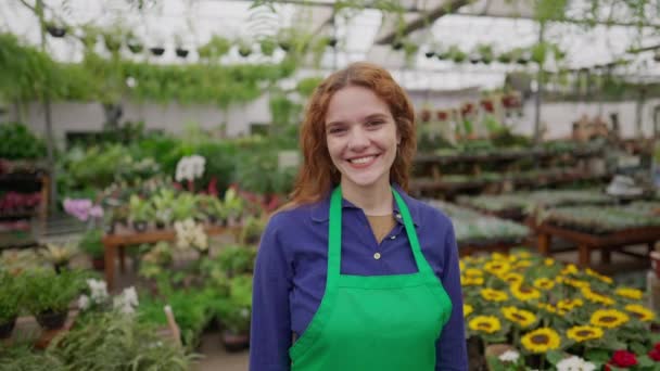 Retrato Joven Florista Alegre Delantal Verde Tienda Flores — Vídeos de Stock