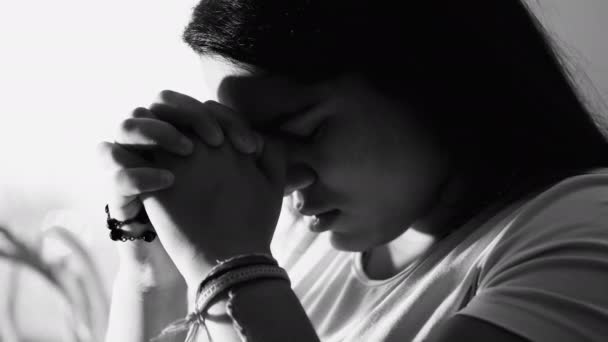 若い女性の劇的な献身モノクロで神に祈ります 精神的な熟考大人の女の子で20代 — ストック動画