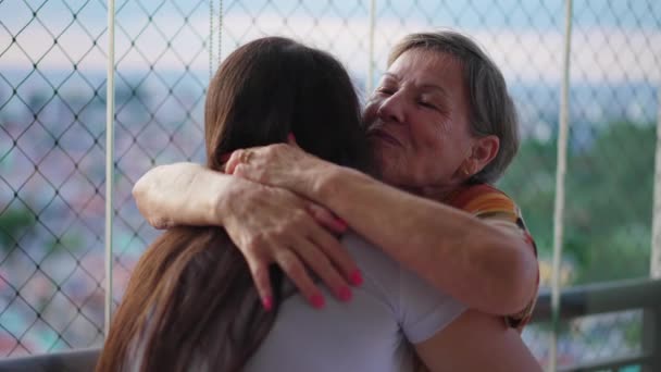 Glückliche Seniorin Umarmt Enkelkind Großmutter Umarmt Enkelin Bei Fröhlichem Familientreffen — Stockvideo