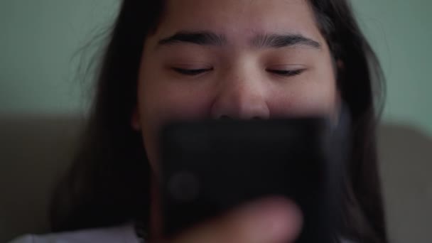 Çeşitli Asyalı Genç Bir Kadın Elinde Telefonla Internette Geziniyor Brezilyalı — Stok video