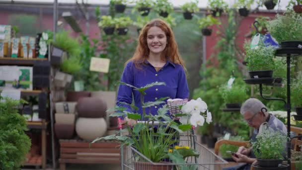 Mujer Feliz Caminando Por Pasillo Tienda Horticultura Compradora Femenina Con — Vídeos de Stock