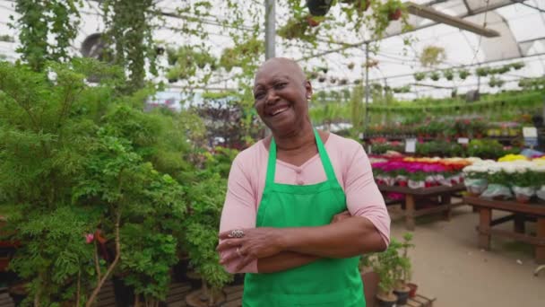 Радостная Чернокожая Работница Скрещенными Руками Смотрит Камеру Улыбающуюся Цветочном Магазине — стоковое видео