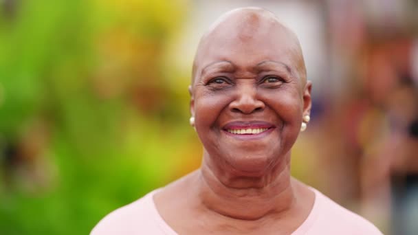 Närbild Glad Svart Äldre Djärv Kvinna Porträtt Självsäker Afroamerikan Senior — Stockvideo