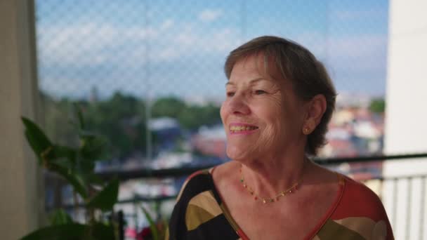 Jedna Szczęśliwa Seniorka Stojąca Balkonie Widokiem Miasto Uśmiechniętym Wyrazem Twarzy — Wideo stockowe