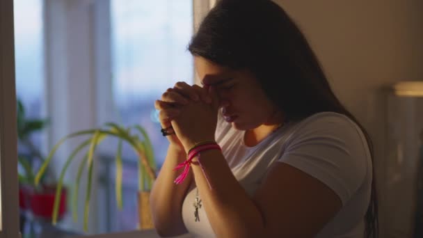 Religijna Dorosła Dziewczyna Dwudziestce Modląca Się Boga Ręce Zaciśnięte Podczas — Wideo stockowe
