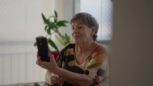 Ehrliche Seniorin Telefoniert Und Spricht Videoübertragung Mit Familienangehörigen Ältere Menschen — Stockvideo