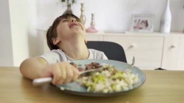 Çocukluğun Büyüme Ağrıları - Yeni Bir Diş Çıkınca Rahatsızlık içindeki Çocuk Yemek Vaktiyle Mücadele Ediyor