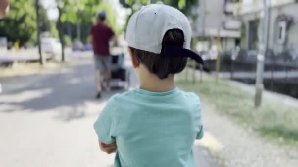 Ημέρα Του Παιδιού Περίπατος Sidewalk Επιβράδυνση Κάτω Πίσω Από Μαμά — Αρχείο Βίντεο