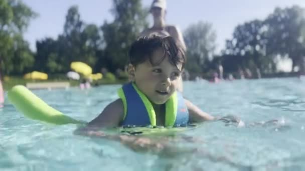 Diversión Verano Kid Stays Refrescado Seguro Piscina Con Flotadores Fideos — Vídeos de Stock