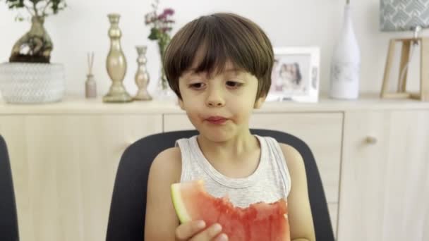 午后小食时 男孩在饭桌享用西瓜 感到满意 — 图库视频影像