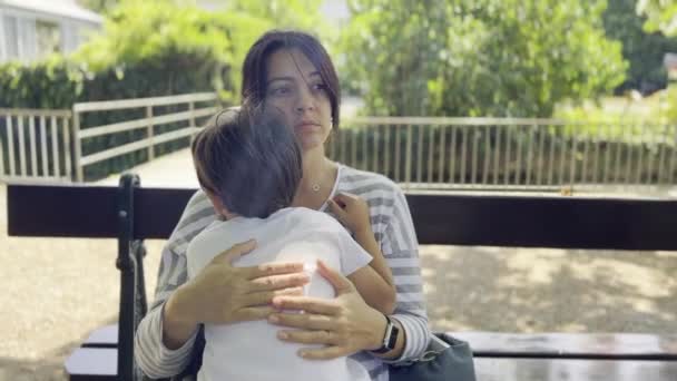 Reflektierender Trost Mutter Umarmt Und Beruhigt Sohn Seine Zahnfleischschmerzen Lindern — Stockvideo