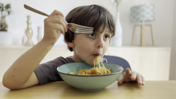 Dziecko Play Noodle Time Nie Wymaga Widelca Classic Kid Quirks — Wideo stockowe