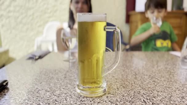 Weekend Refreshment Fars Utsikt Full Beer Mug Varm Dag Fru — Stockvideo
