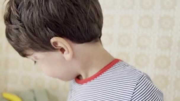 Niezamierzony Poślizg Chłopiec Upuszcza Śliwkę Podczas Jedzenia Stojąco Szybką Przekąskę — Wideo stockowe