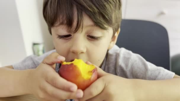 Vidám Falatozás Fiatal Fiú Élvezi Frissítő Gyümölcsös Rágcsálnivalóját — Stock videók