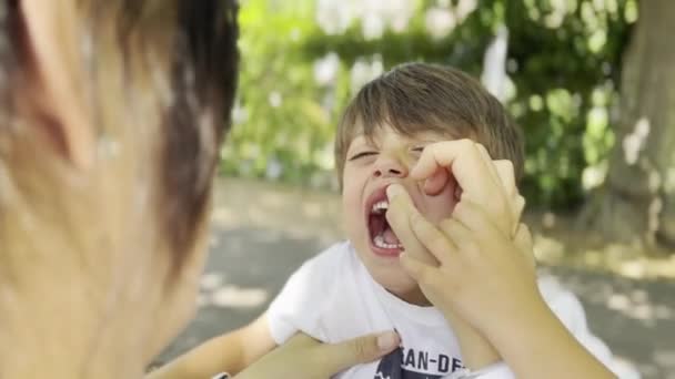 Moederlijke Bezorgdheid Moeder Onderzoekt Jongen Pijnlijke Kauwgom Als Hij Huilt — Stockvideo