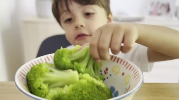 Tarde Munch Niño Elige Brócoli Con Los Dedos Para Merienda — Vídeos de Stock