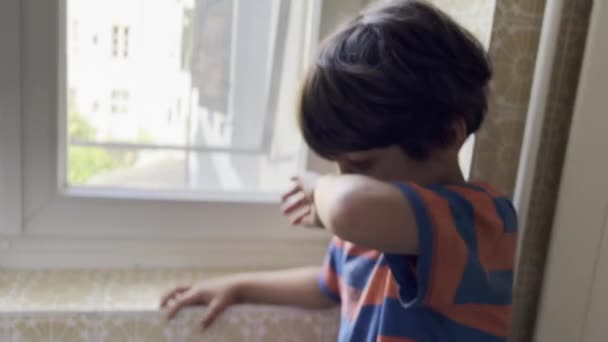 Niespokojny Dzieciak Traci Zainteresowanie Widokiem Okno Wychodzi Pralni Zamyka Drzwi — Wideo stockowe