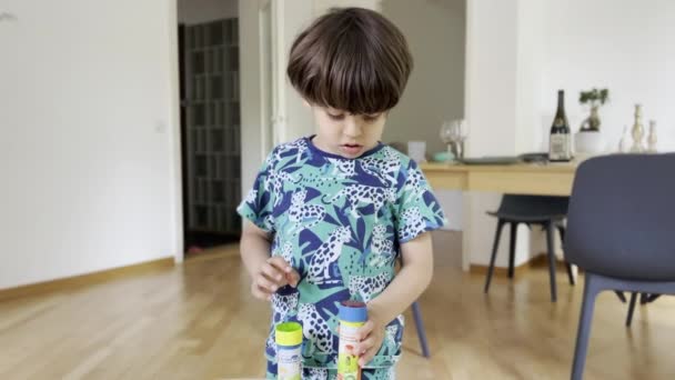 Büyükannesinin Evindeki Meraklı Çocuk Yeni Bir Oyuncağı Araştırıyor — Stok video